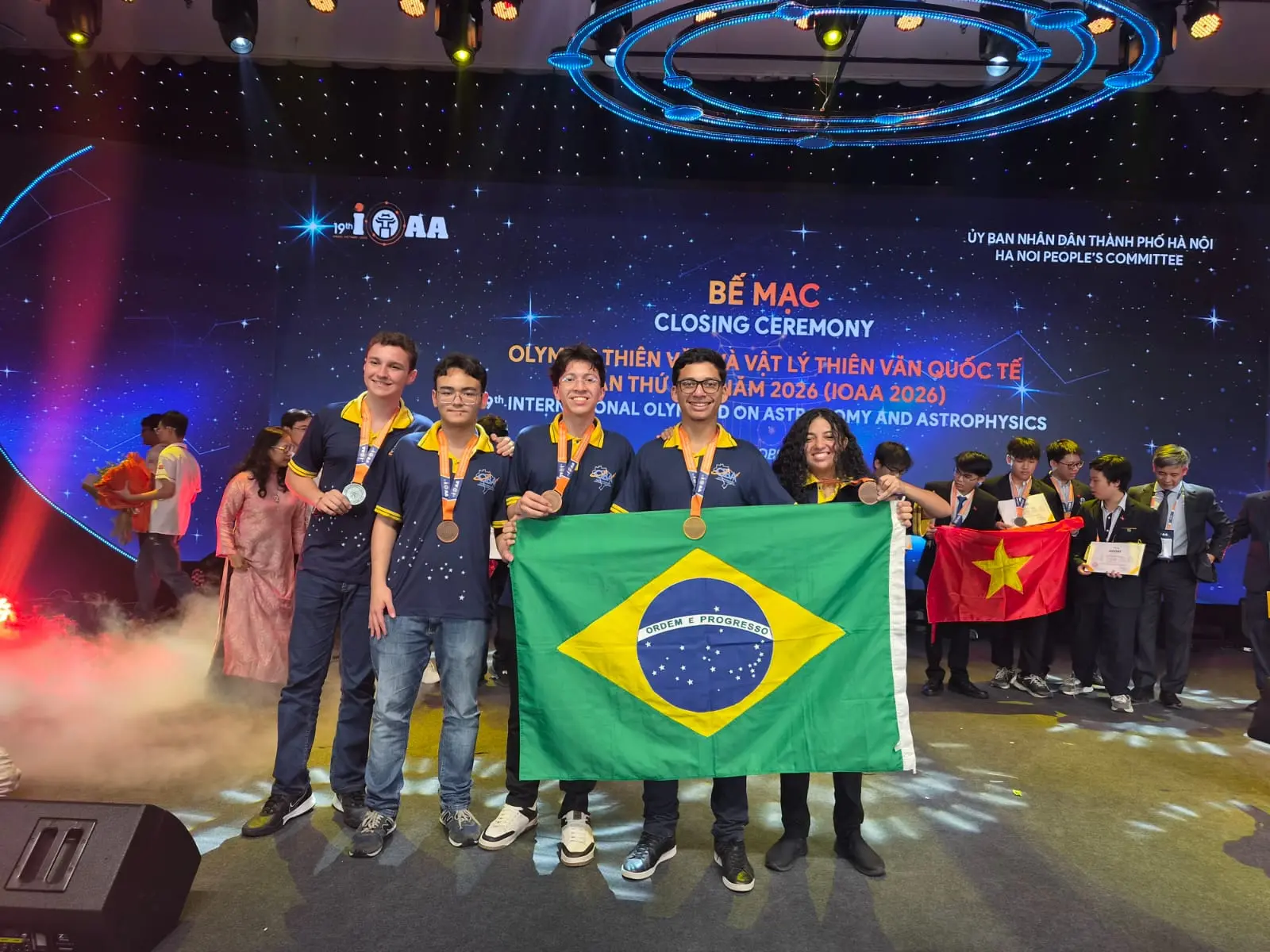 Imagem da notícia Alunos do CE conquistam medalhas de prata e bronze em olimpíada de astronomia no Vietnã