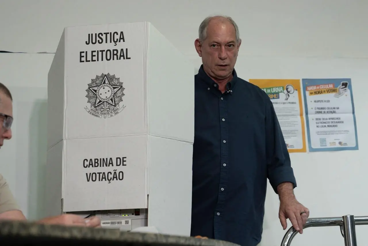 Imagem da notícia Ciro fala pela 1ª vez após derrota: 'Não cumprimentei (Elmano). Ele não ganhou. Tomaram as eleições'