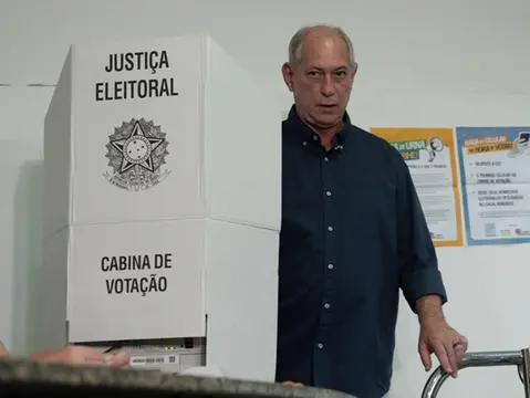 Imagem da notícia: Ciro fala pela 1ª vez após derrota: 'Não cumprimentei (Elmano). Ele não ganhou. Tomaram as eleições'
