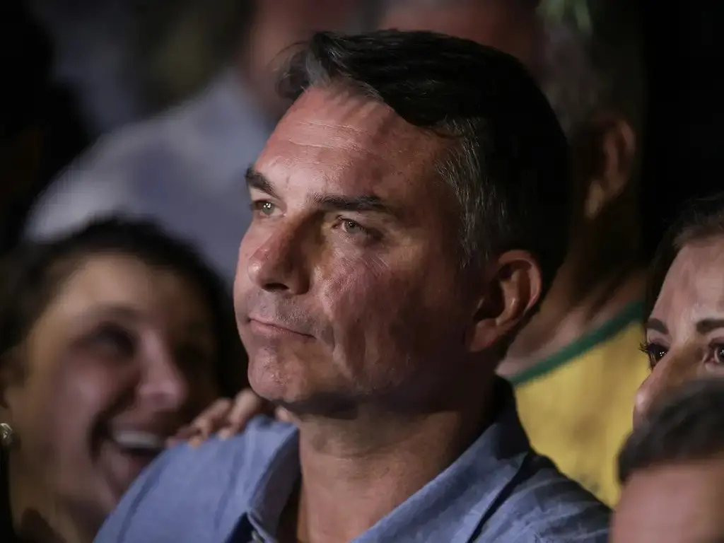 Imagem da notícia Flávio Bolsonaro diz que conversou com Republicanos e Podemos e que vai conversar com o Novo