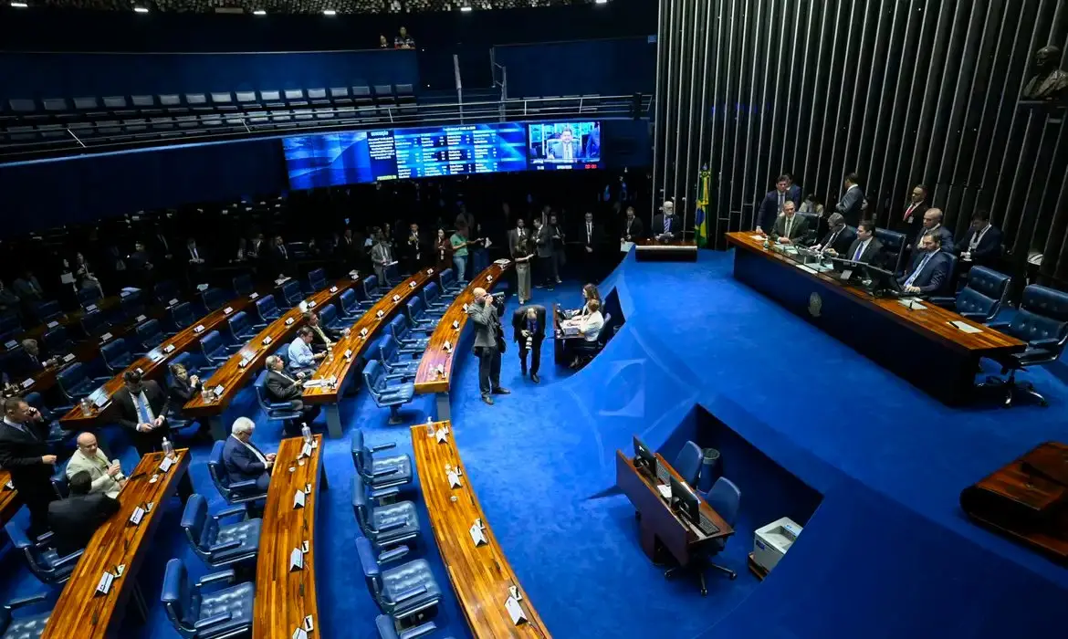Imagem da notícia Alcolumbre confirma votação do fim da escala 6x1 e diz que seguirá rito no Senado