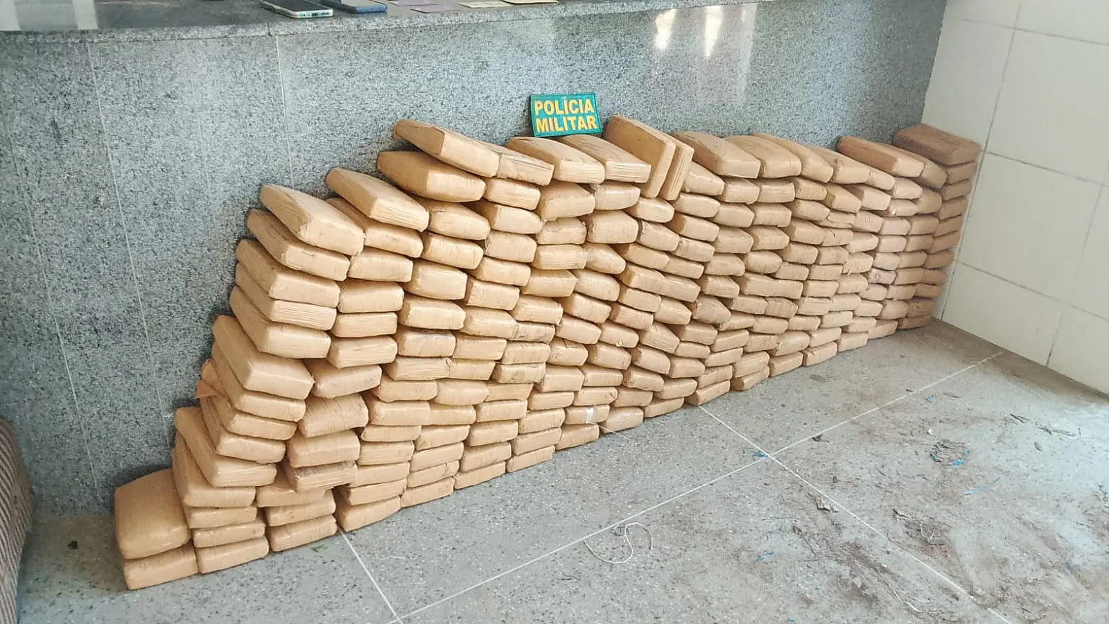 Imagem da notícia Polícia Militar apreende 200 kg de maconha escondidos em malas após perseguição no interior do Ceará