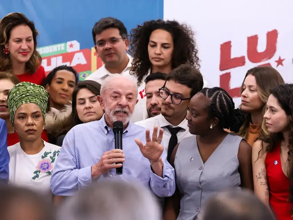Imagem da notícia Lula diz querer ver como Flávio Bolsonaro irá votar na PEC do fim da escala 6x1