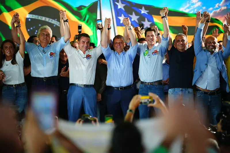 Imagem da notícia Flávio Bolsonaro compara PEC do fim da 6X1 com promessa de picanha feita por Lula