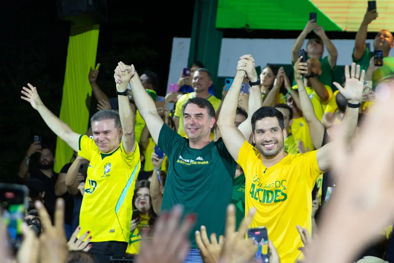 Imagem da notícia Aliados de Flávio Bolsonaro no Ceará miram votos de Ciro e crescimento no Nordeste para o 2º turno