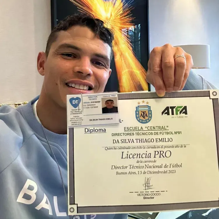 Thiago Silva, ex-jogador da Seleção Brasileira, com certificado da ATFA.