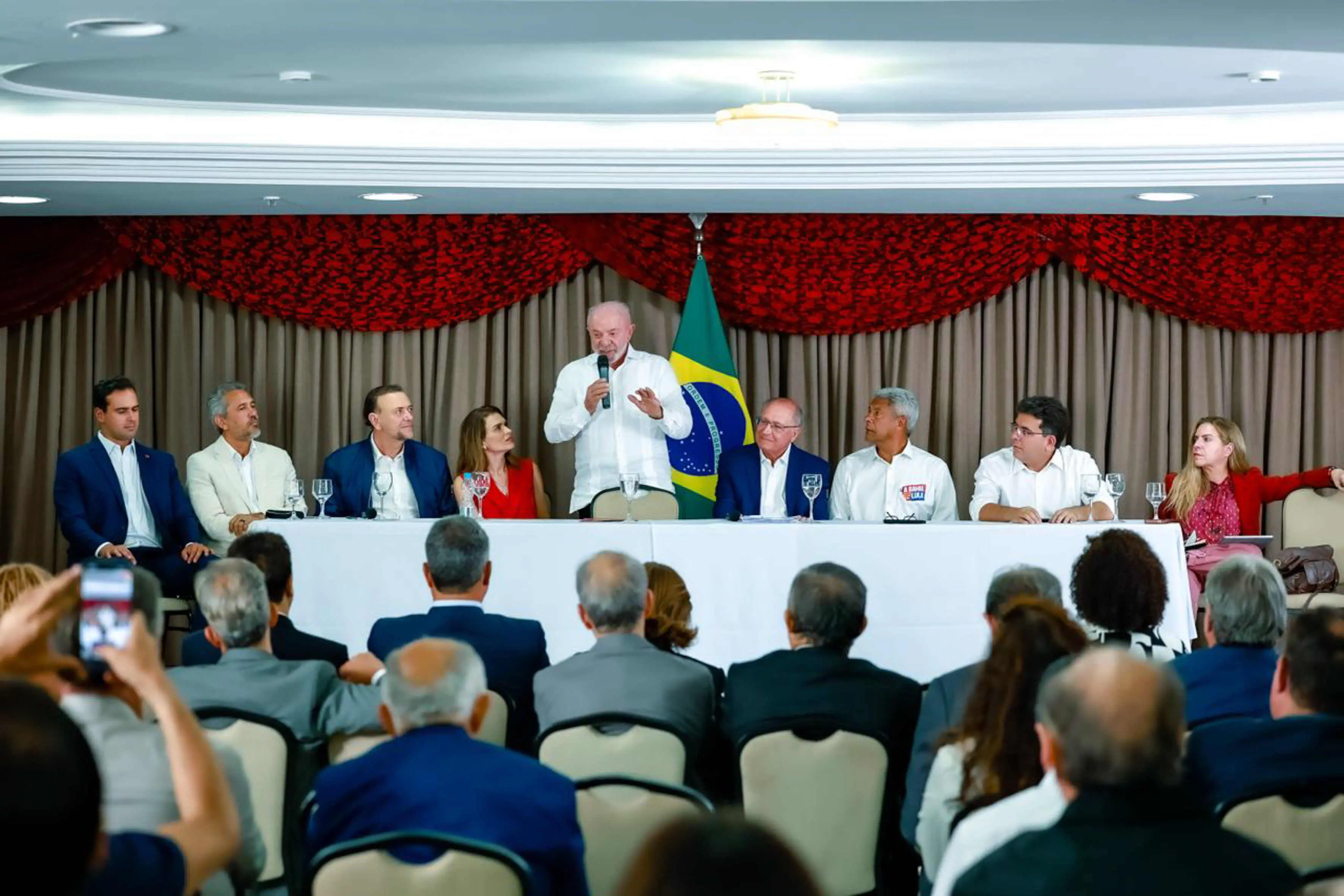 Imagem da notícia Aliados de Lula querem reduzir abstenção e virar votos nulos para aumentar margem no 2º turno no CE