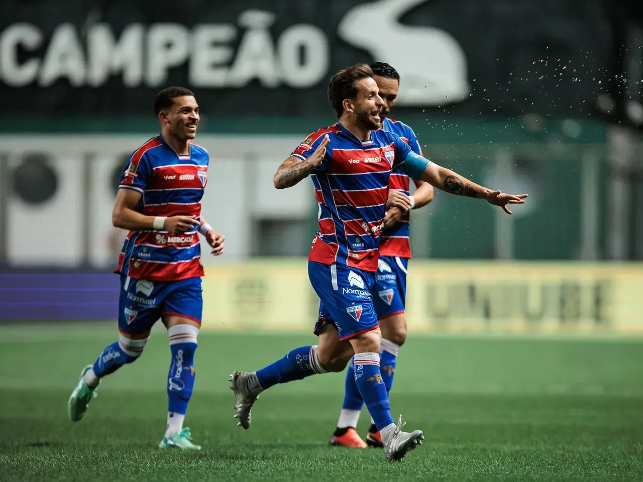 Imagem da notícia Fortaleza vence, rebaixa América-MG e encosta no G2: veja análise do comentarista