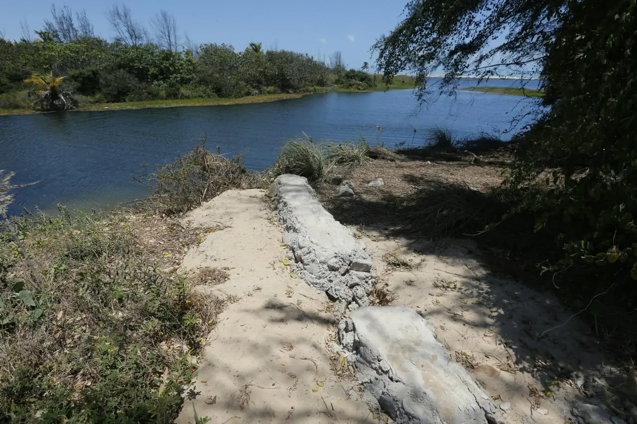 Imagem da notícia Muro é construído às margens da Lagoa do Cauípe e nativos reivindicam remoção; entenda