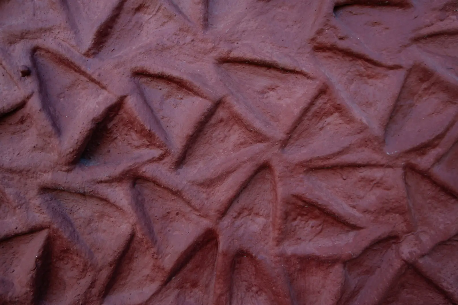 A fachada sofreu modificações, mas estrutura de paredes, janelas, teto e escadaria permanecem originais.