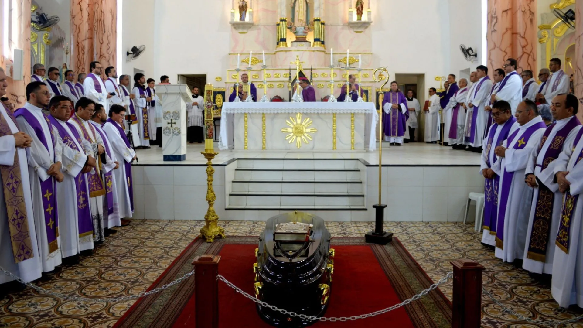 Missa presidida por Dom Rosalvo Cordeiro de Lima, bispo de Itapipoca, antes do sepultamento.