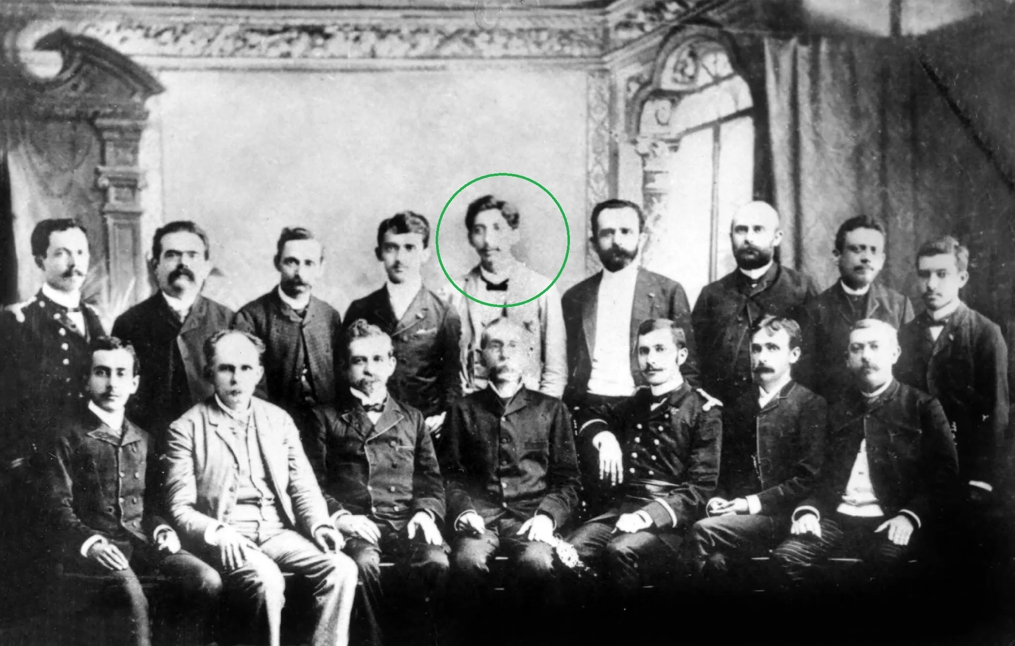 Jovino Guedes Alcoforado (circulado na imagem) nasceu em 1859, em Arneiroz (CE). Ele foi o primeiro Padeiro-Mar da Padaria Espiritual, famosa agremiação artístico-literária fundada em maio de 1892, na capital cearense, com o objetivo irreverente de 'fornecer o pão do espírito' à sociedade por meio da literatura, das artes e da sátira.