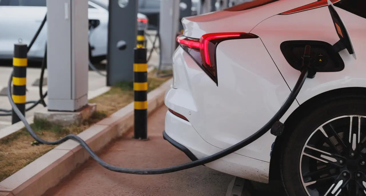 Imagem da notícia Fortaleza é a cidade com mais postos para recarga de veículos elétricos do Nordeste 