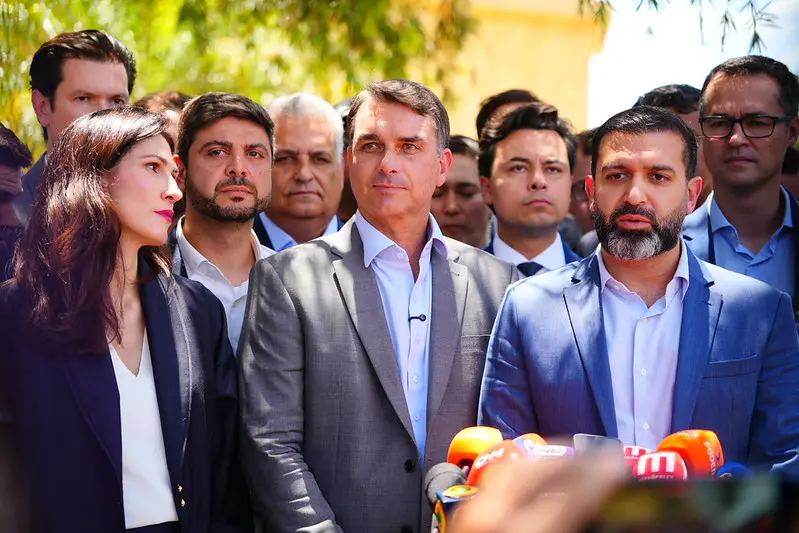 Imagem da notícia Bolsa Família tem de ser a primeira coisa que um governo faz, diz Flávio Bolsonaro