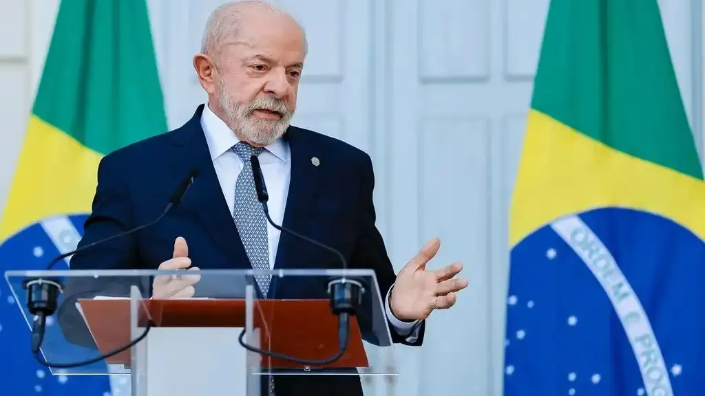 Imagem da notícia 'Fiquei sabendo que Flávio está propondo abstenção na votação do fim da escala 6x1', diz Lula