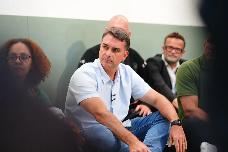 Imagem da notícia Flávio Bolsonaro afirma que dará reajuste acima da inflação para aposentadorias