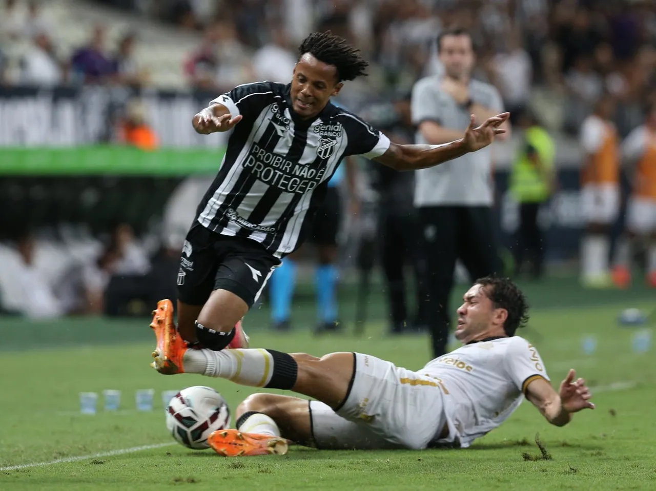 O Ceará voltou melhor no 2º tempo e com as alterações, chegou a vitória