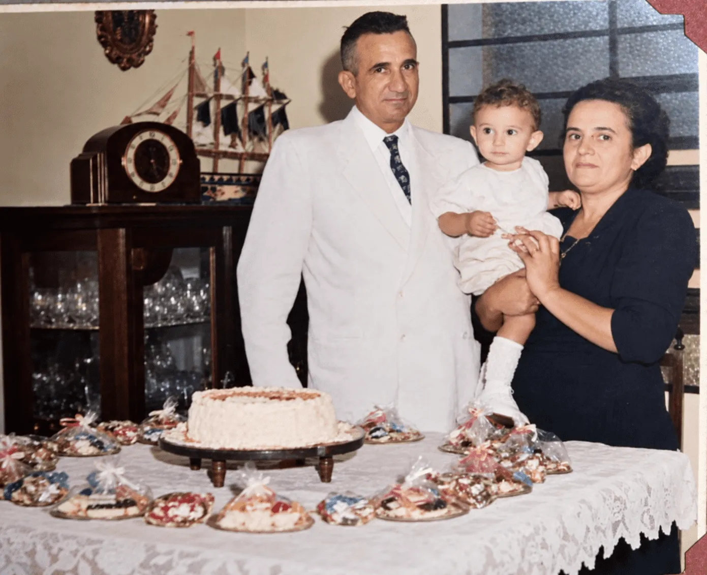 Aniversário de um ano de Antônio João. Ao lado dele, estão o avô, João de Deus, e a avó, Dulcinéia Santiago de Deus.