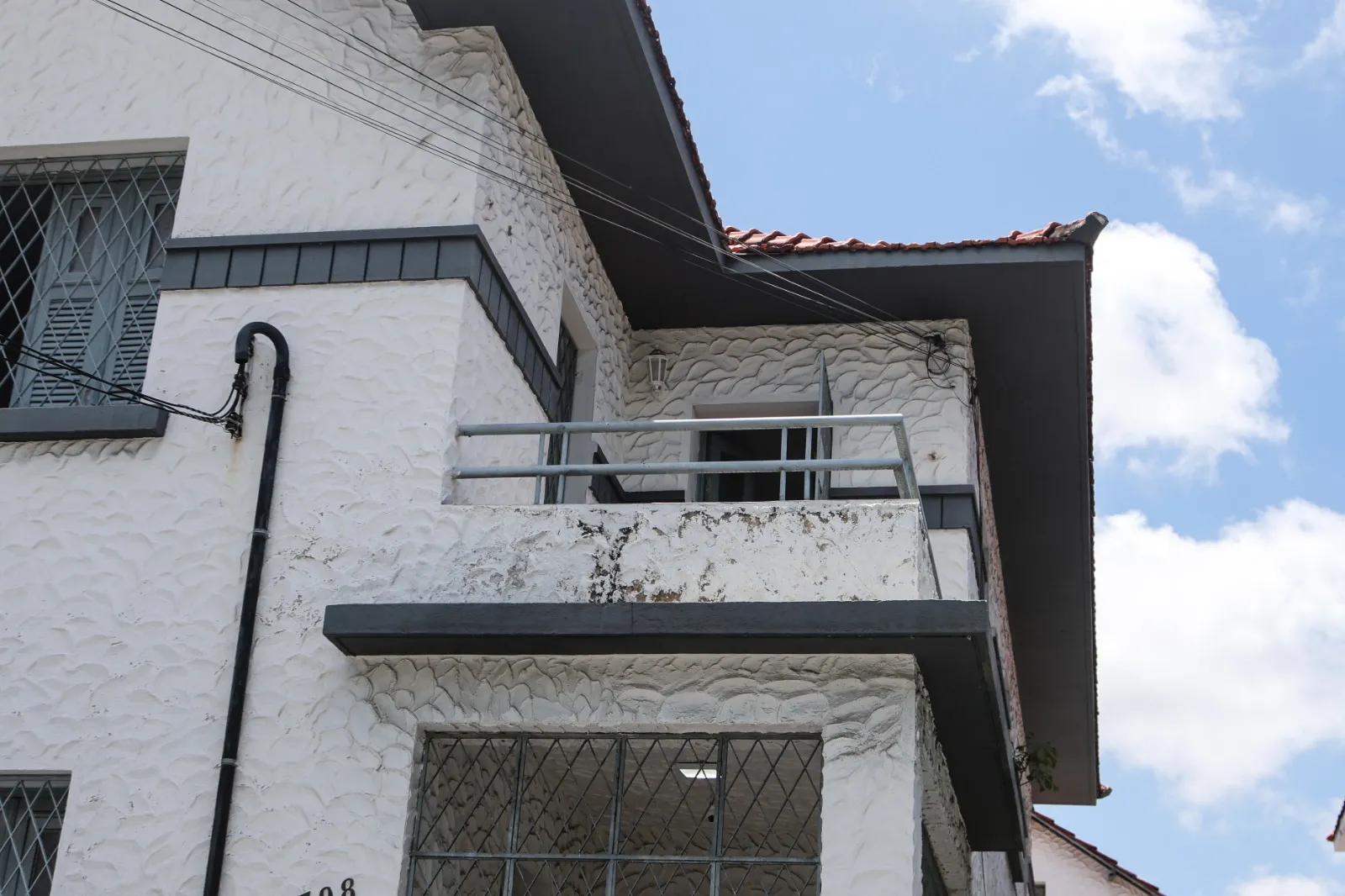 Casarão mantém a fachada original em meio à extensa fiação elétrica.