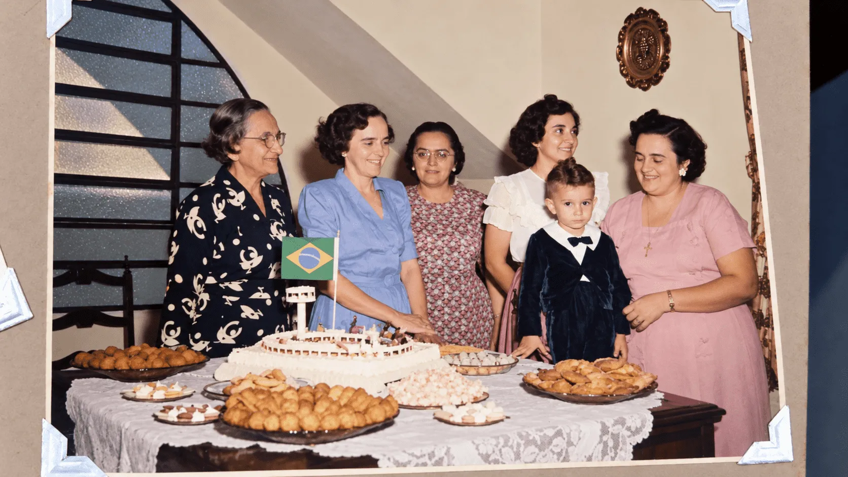 Na foto, mais um aniversário de Antônio João ao lados das avós Dulcinéia e Délia, e demais mulheres da família.