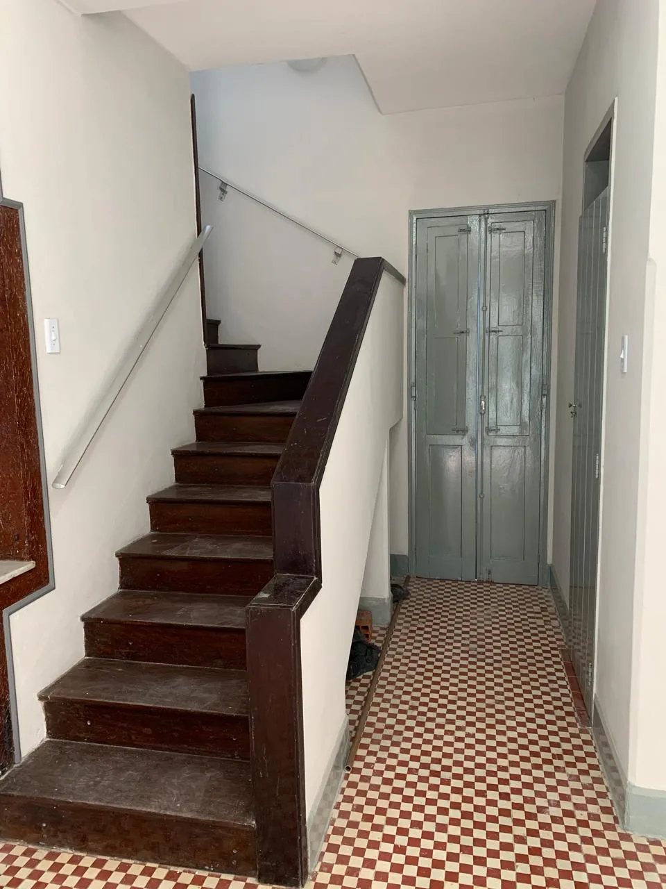 Portas e pisos da casa seguem preservados. A  escadaria de madeira da casa também é original, e é semelhante a da casa vizinha feita por Emílio Hinko.