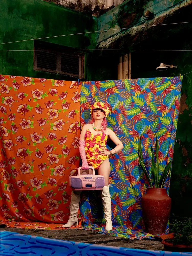No clipe de 'Fortal Kiss', o figurino e o cenário remetem ao artesanato cearense.