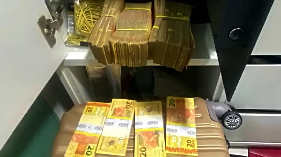 Imagem da notícia Esquema milionário de desvio na saúde do CE tinha 'bunker' de dinheiro e mais de 80 empresas, diz PF