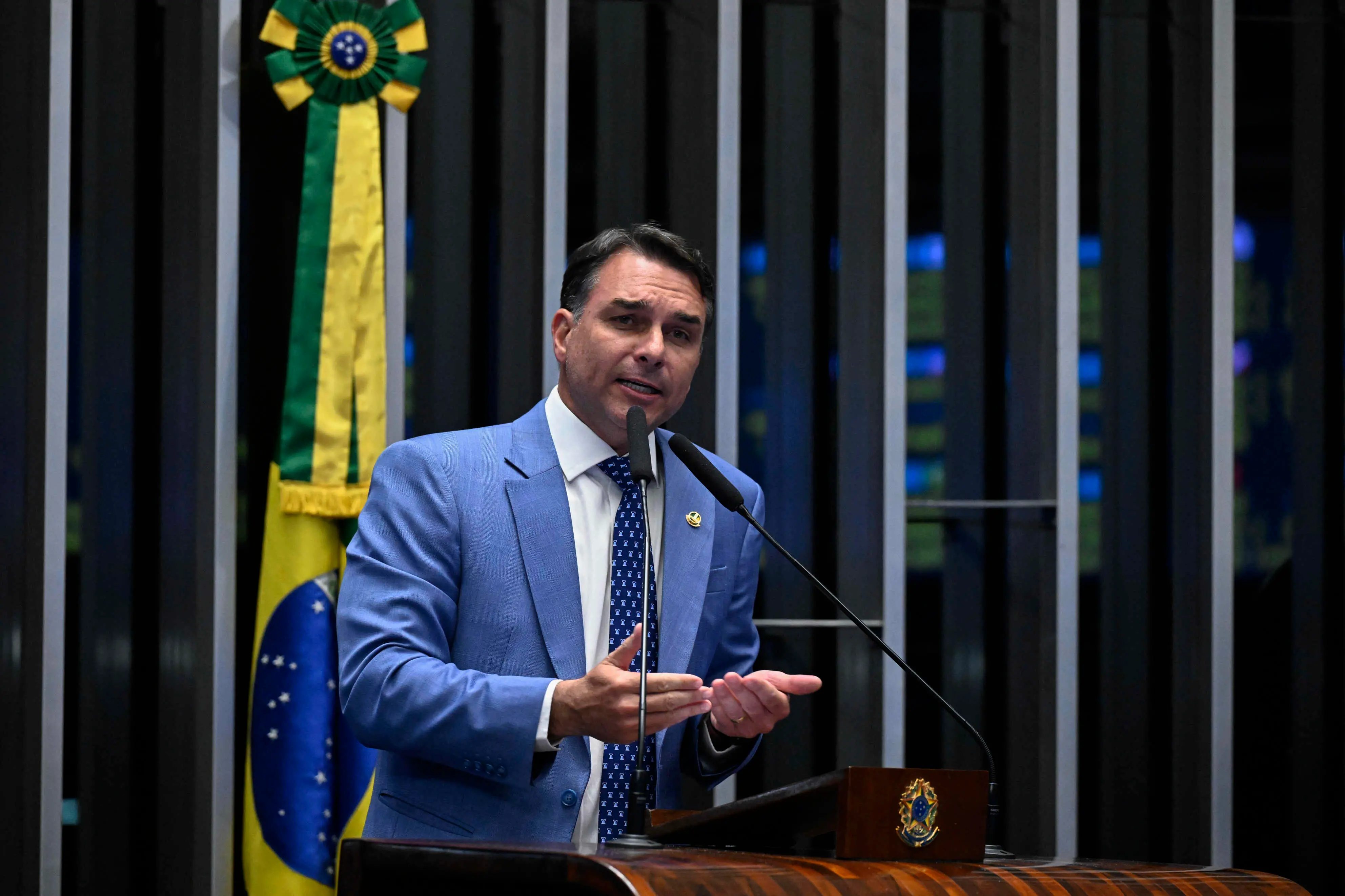 Imagem da notícia Governo 'faz uso eleitoreiro' da Petrobras, diz Flávio Bolsonaro