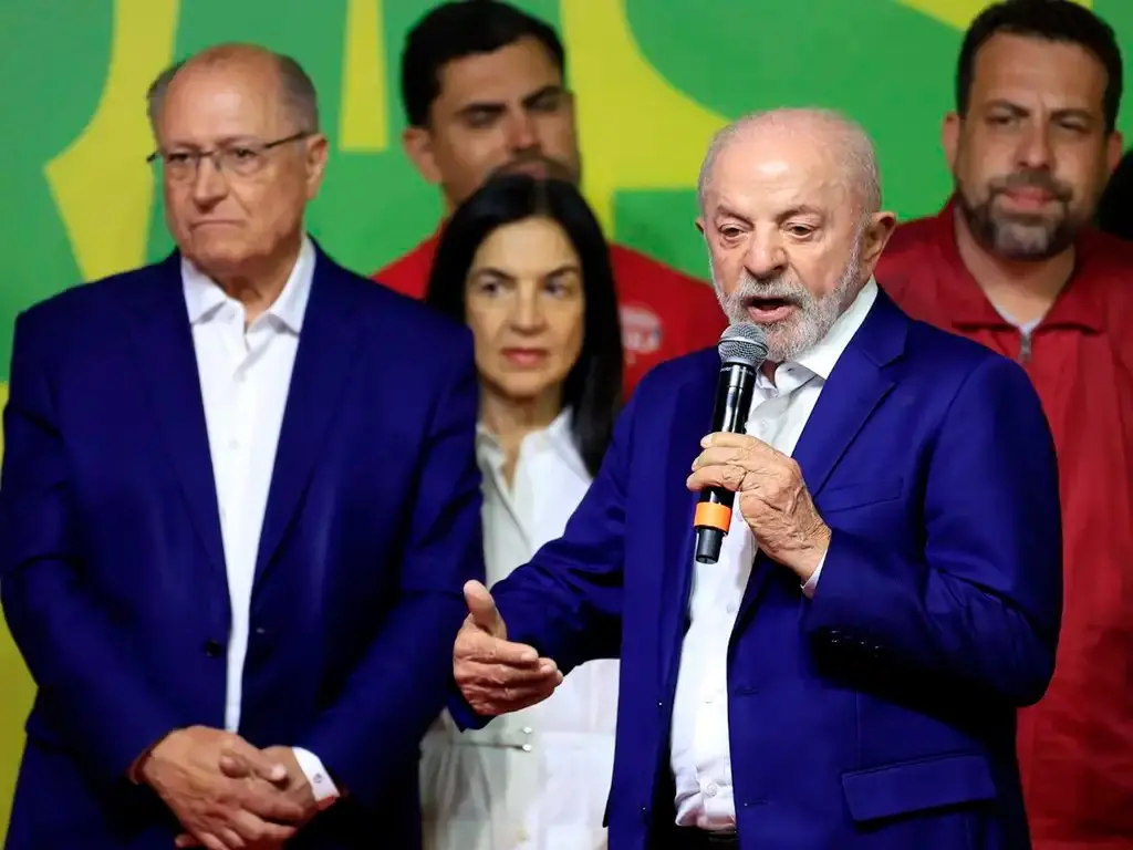 Imagem da notícia Lula edita MP com R$ 7,520 bi em novo crédito extra para subvenções a combustíveis