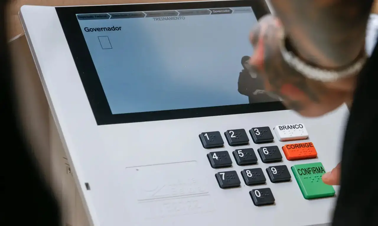 Imagem da notícia Mais de 81 mil eleitores do Ceará apertaram ‘22’ na urna para governador e anularam voto