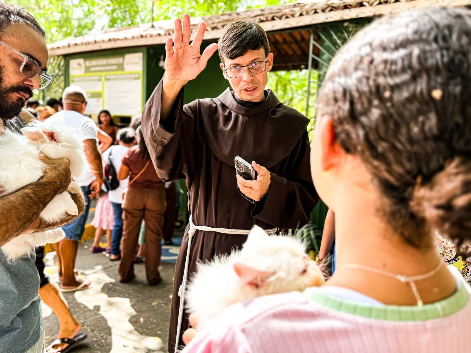 Imagem da notícia Animais domésticos e de zoológico recebem bênção durante festa de São Francisco em Canindé