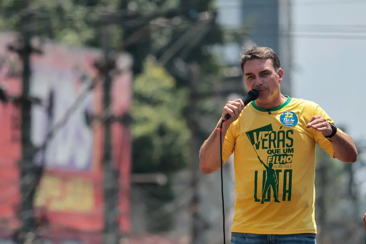 Imagem da notícia Flávio Bolsonaro faz motociata no Rio: 'Vamos libertar o Brasil, arruma só mais um votinho'