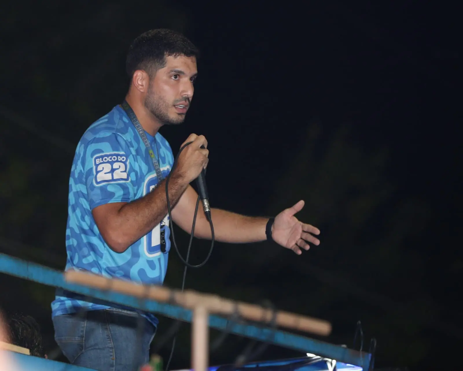 Imagem da notícia 'É questão de tempo até a gente tirar o PT', diz André Fernandes em ato a favor de Flávio Bolsonaro 