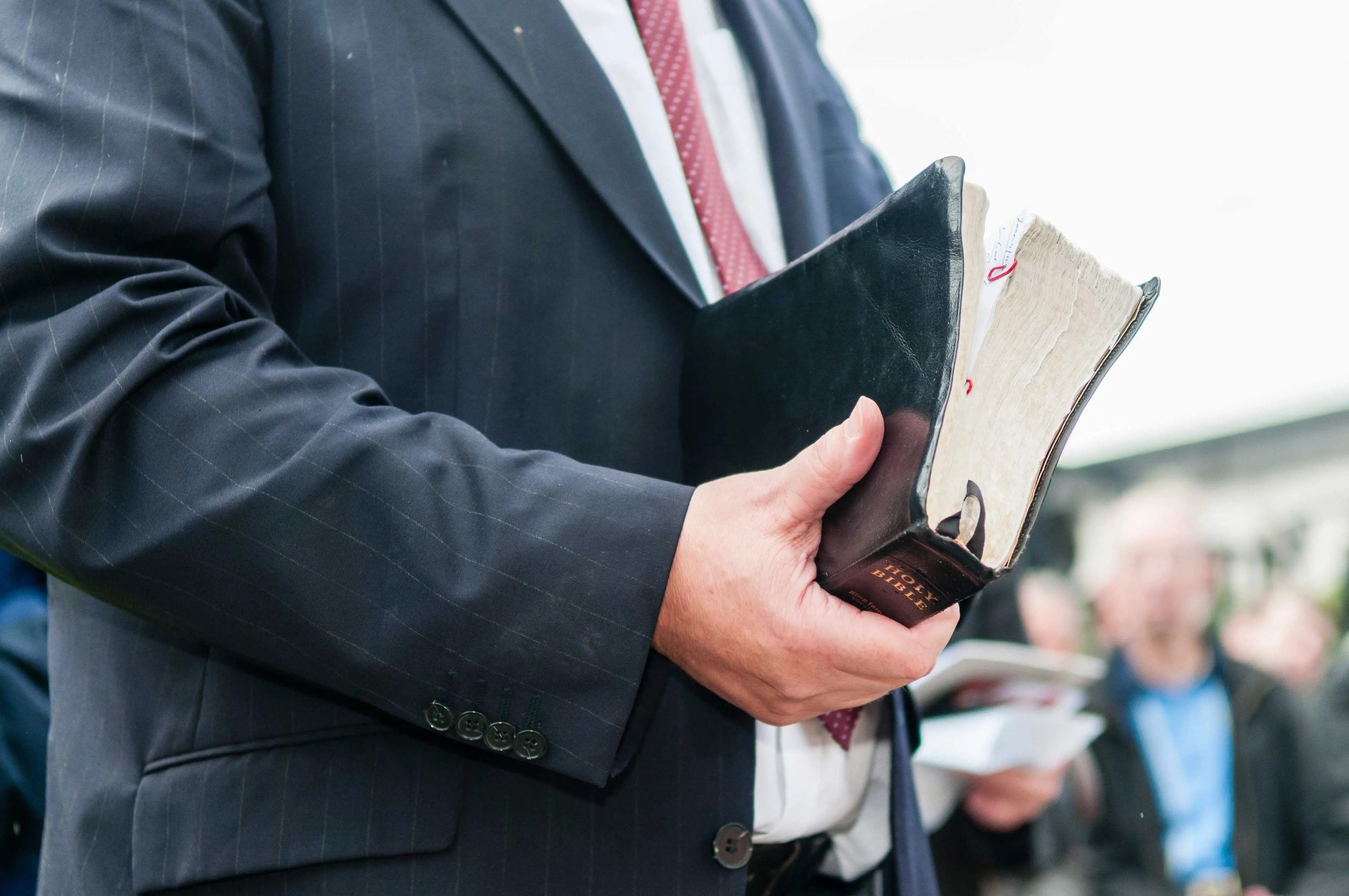 Imagem da notícia: Justiça mantém justa causa de homem que apresentou 88 atestados e atuou como pastor no afastamento