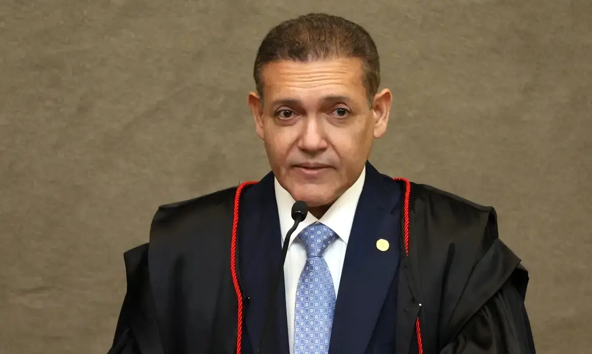 Imagem da notícia TSE manda suspender canal 'Exército do Lula' nas redes após pedido de campanha de Flávio