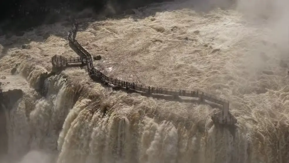 Imagem da notícia Passarela das Cataratas do Iguaçu é interditada após vazão aumentar 7 vezes