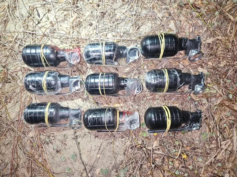 Imagem da notícia Polícia apreende 9 granadas, pistolas e drogas durante baile funk em Fortaleza