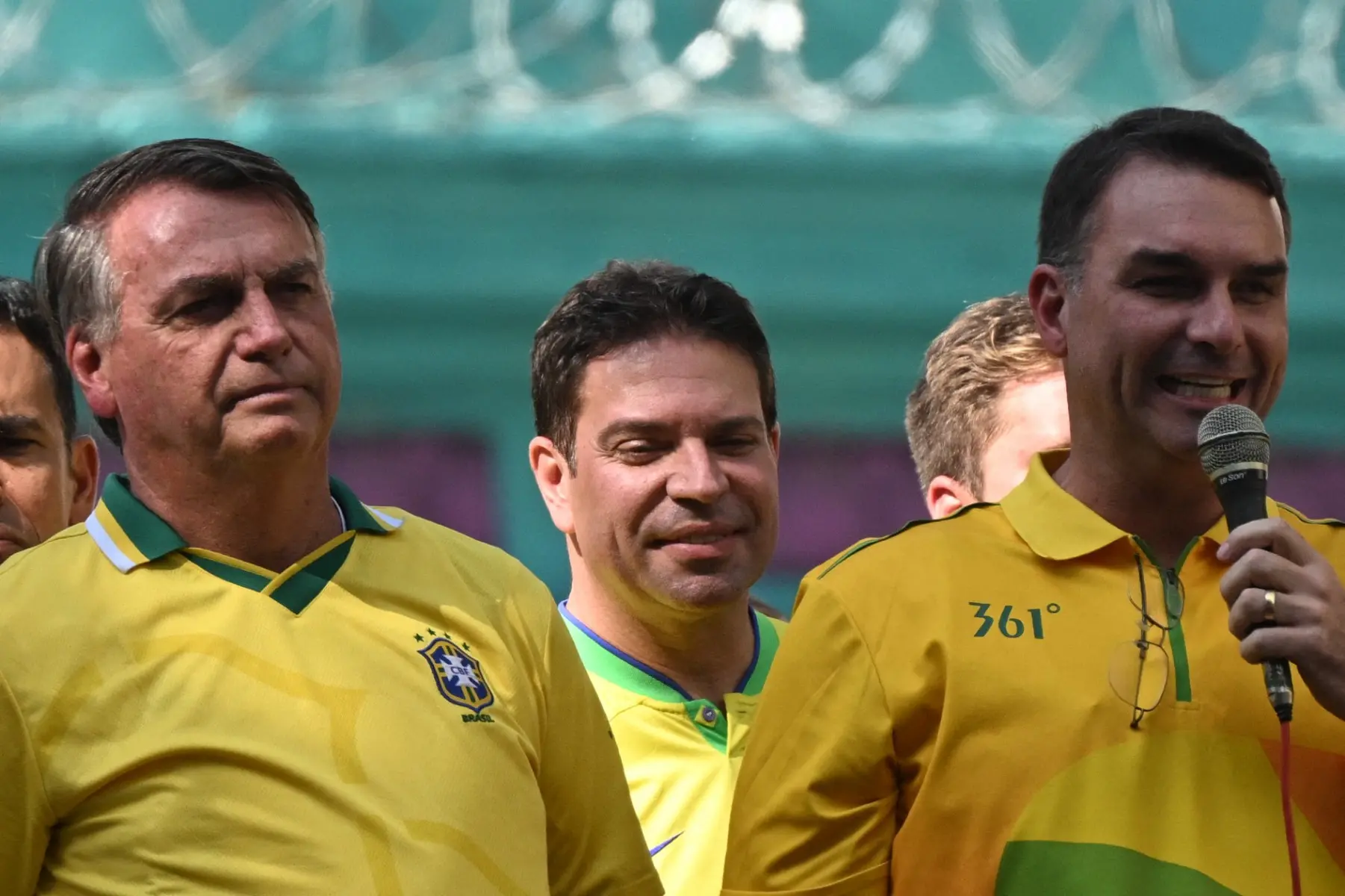 Imagem da notícia Moraes autoriza retomada de visitas de Flávio a Jair Bolsonaro