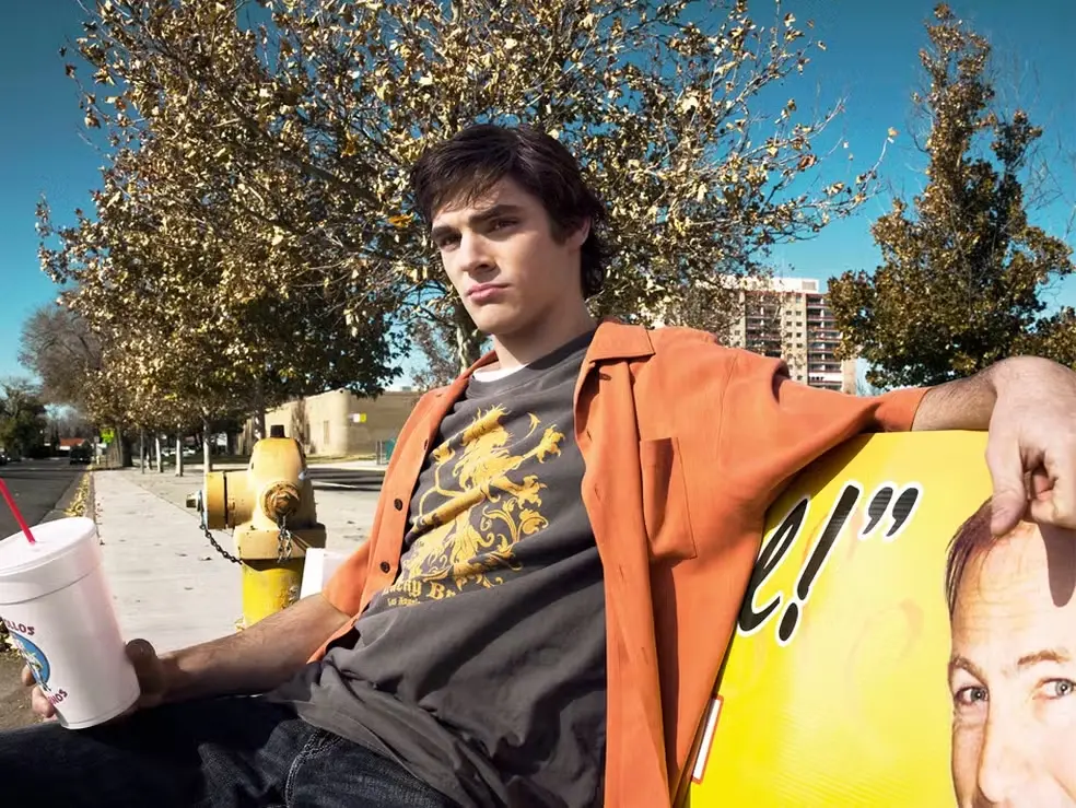 Imagem da notícia RJ Mitte, ator de 'Breaking Bad', morre aos 34 anos