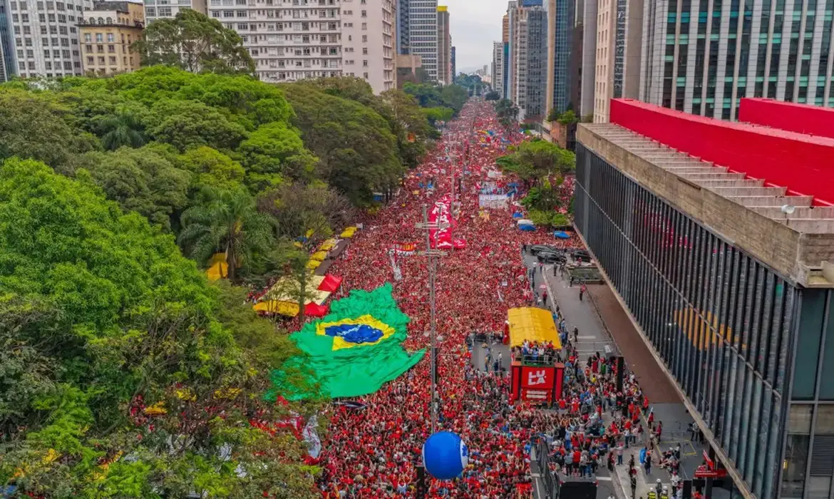 Imagem da notícia TSE manda Flávio Bolsonaro apagar vídeo falso sobre ato pró-Lula; ministro vê 'grave manipulação'