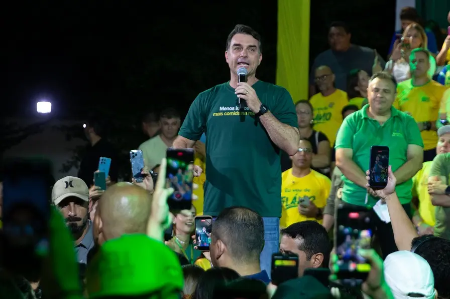 Imagem da notícia Após visitar pai, Flávio nega que esteja de 'salto alto' e em clima de 'já ganhou'