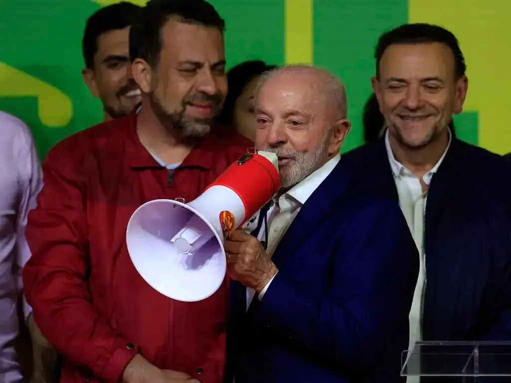 Imagem da notícia Campanha de Lula cumpre decisão do TSE e registra canal criado por Janones no TSE