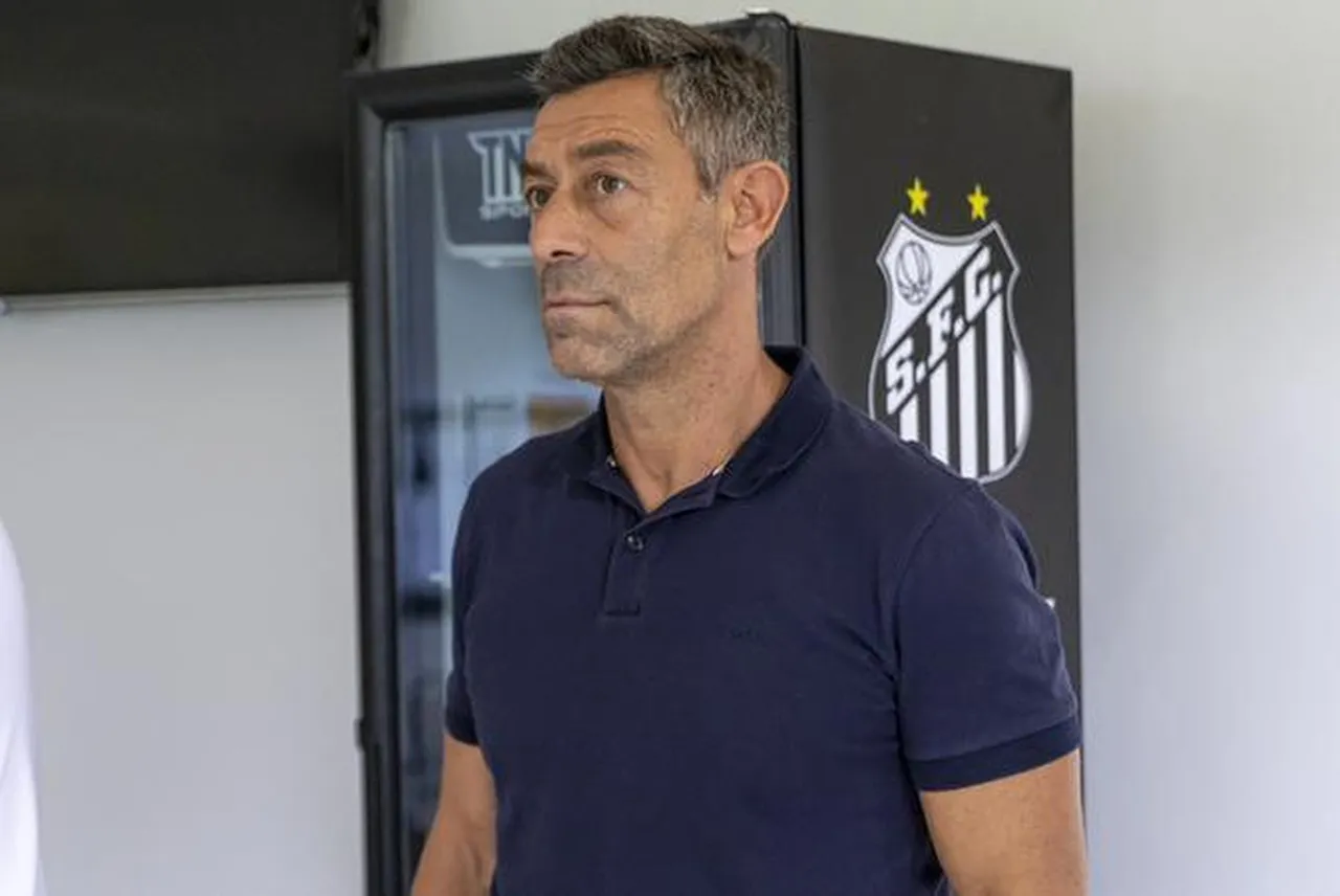 O Santos tem 4 transfer bans pelo não pagamento ao ex-técnico Pedro Caixinha