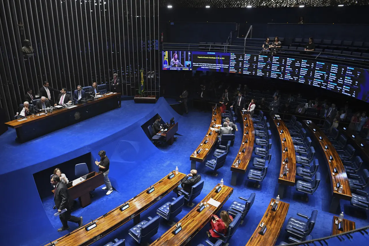 Imagem da notícia Senado deve votar PEC que prevê fim da escala 6x1 nesta quarta-feira (14)