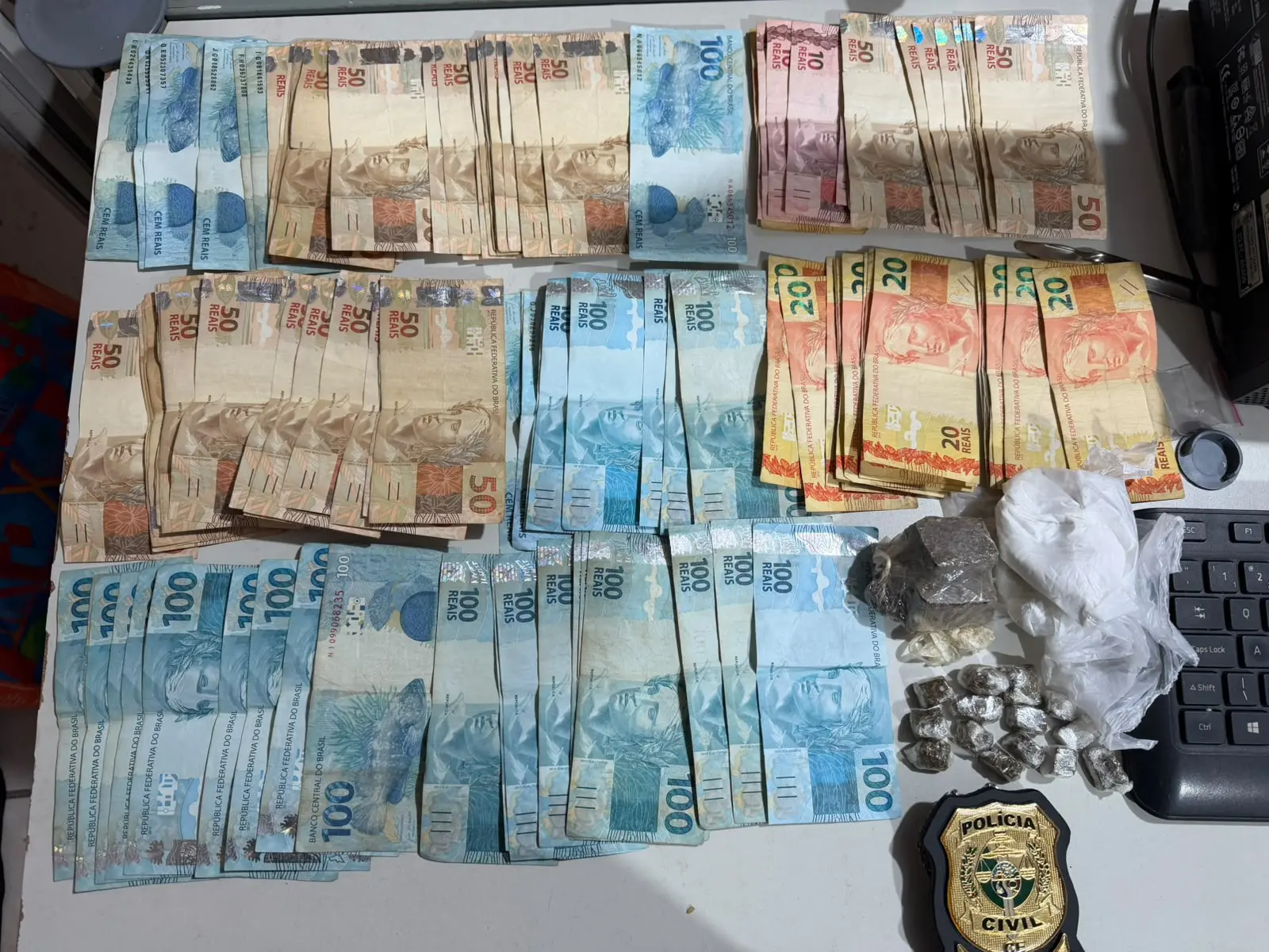 Imagem da notícia Casal ligado ao CV é preso suspeito de extorquir moradores de Caucaia 