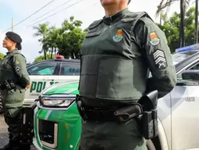 Policiais com viaturas