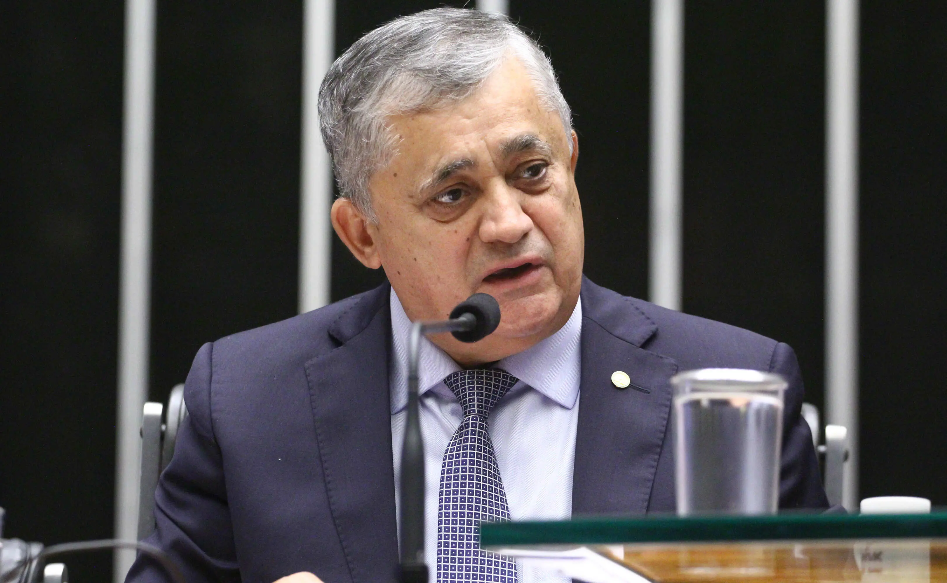 Imagem da notícia Lula convenceu o Flávio 'a fazer o L', diz José Guimarães sobre PEC 6x1