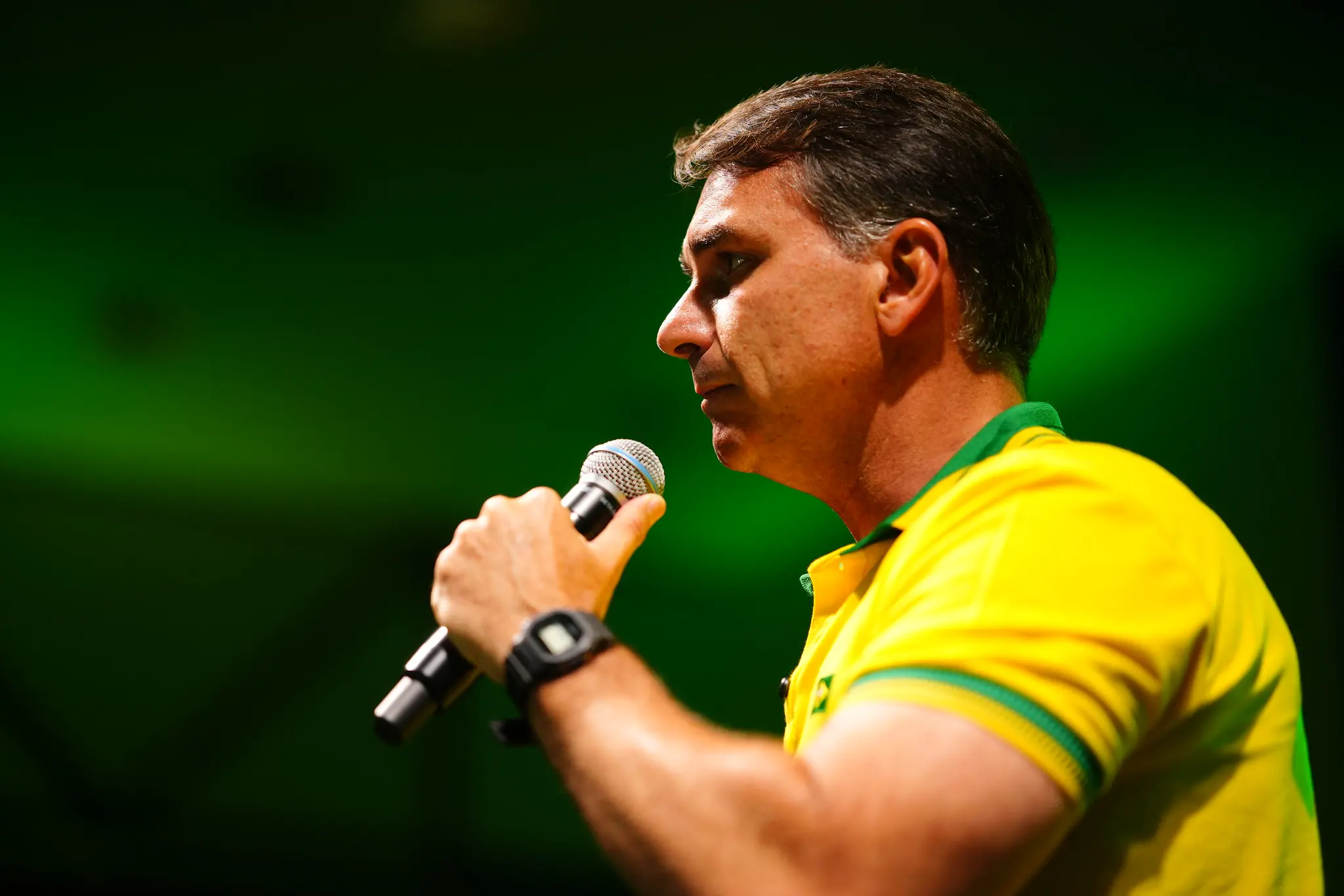 Imagem da notícia No dia da votação do fim da escala 6x1, Flávio Bolsonaro defende redução da maioridade penal