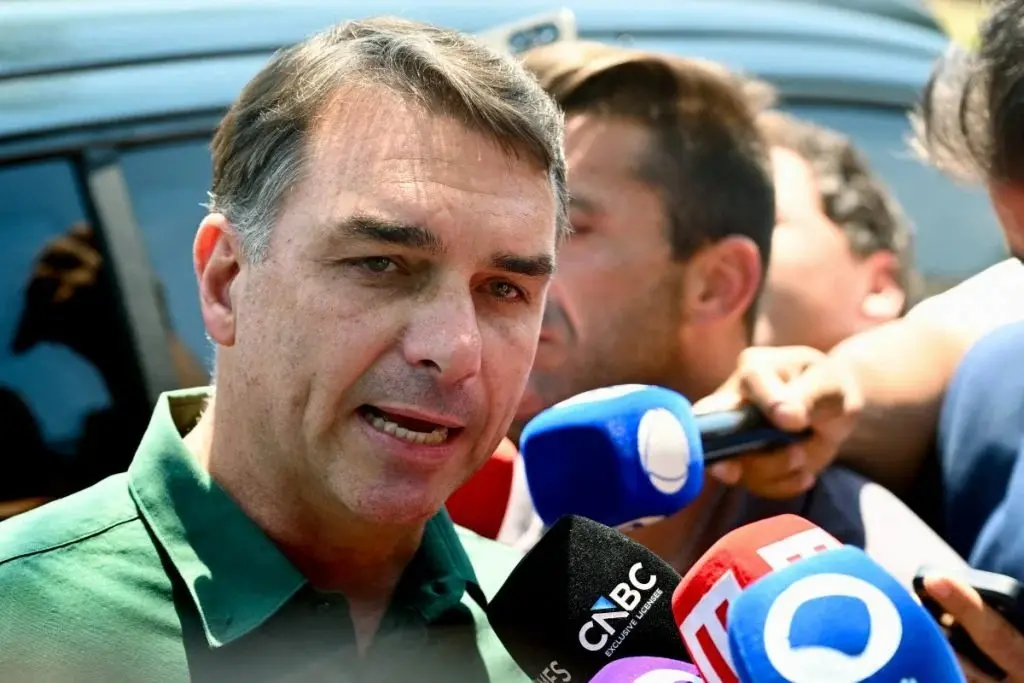 Imagem da notícia Flávio visita Jair Bolsonaro em Brasília pela segunda vez após fim da proibição de Moraes