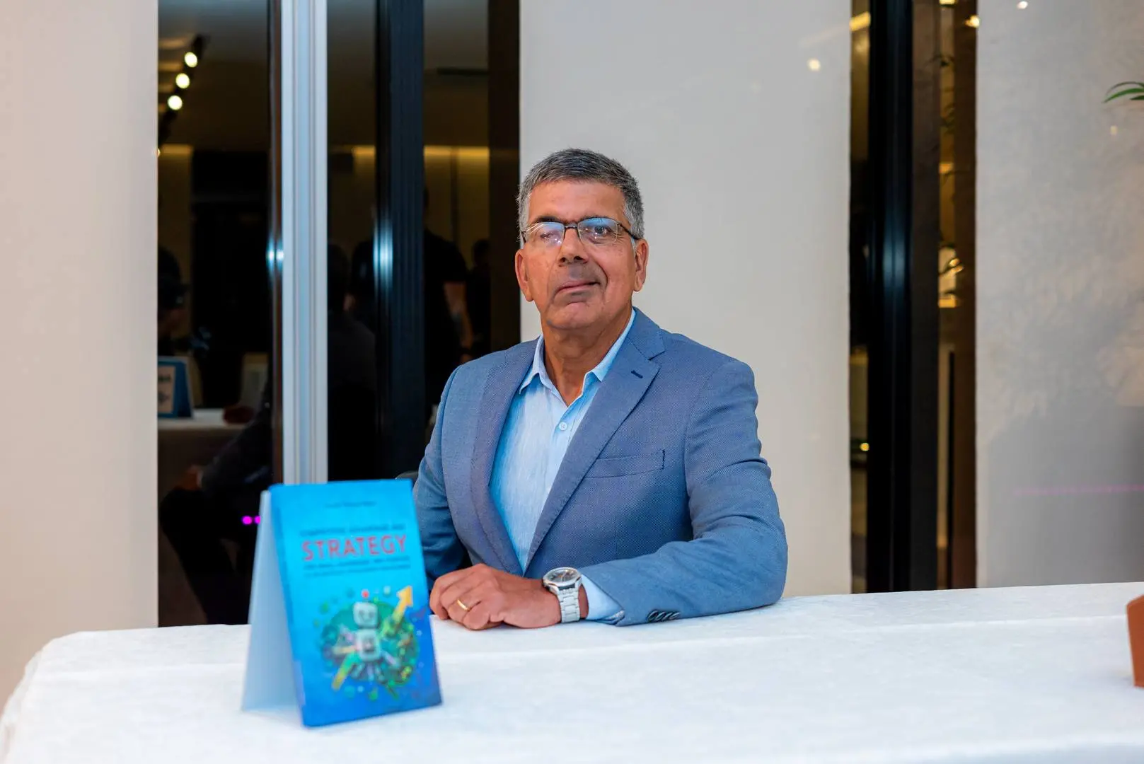 Imagem da notícia CAPTEI: Lauro Chaves Neto lança 11º livro em noite de prestígio e solidariedade na FIEC